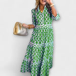 Elegante midi jurk met klassieke kettingprint en soepel vallende vloeiende stof