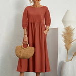 Elegante jurk met ronde hals, 3/4 mouwen, getailleerde taille en vloeiende rok