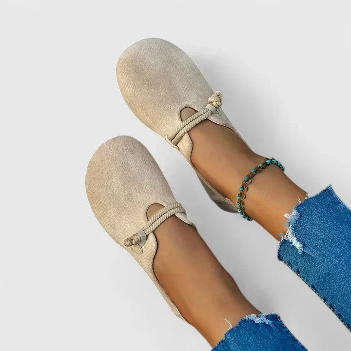 Comfortabele dames mocassins in een effen tint met fijn bandje over de wreef