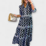 Elegante midi jurk met klassieke kettingprint en soepel vallende vloeiende stof