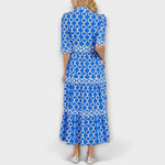 Elegante midi jurk met klassieke kettingprint en soepel vallende vloeiende stof