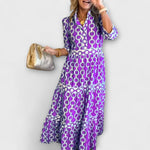 Elegante midi jurk met klassieke kettingprint en soepel vallende vloeiende stof