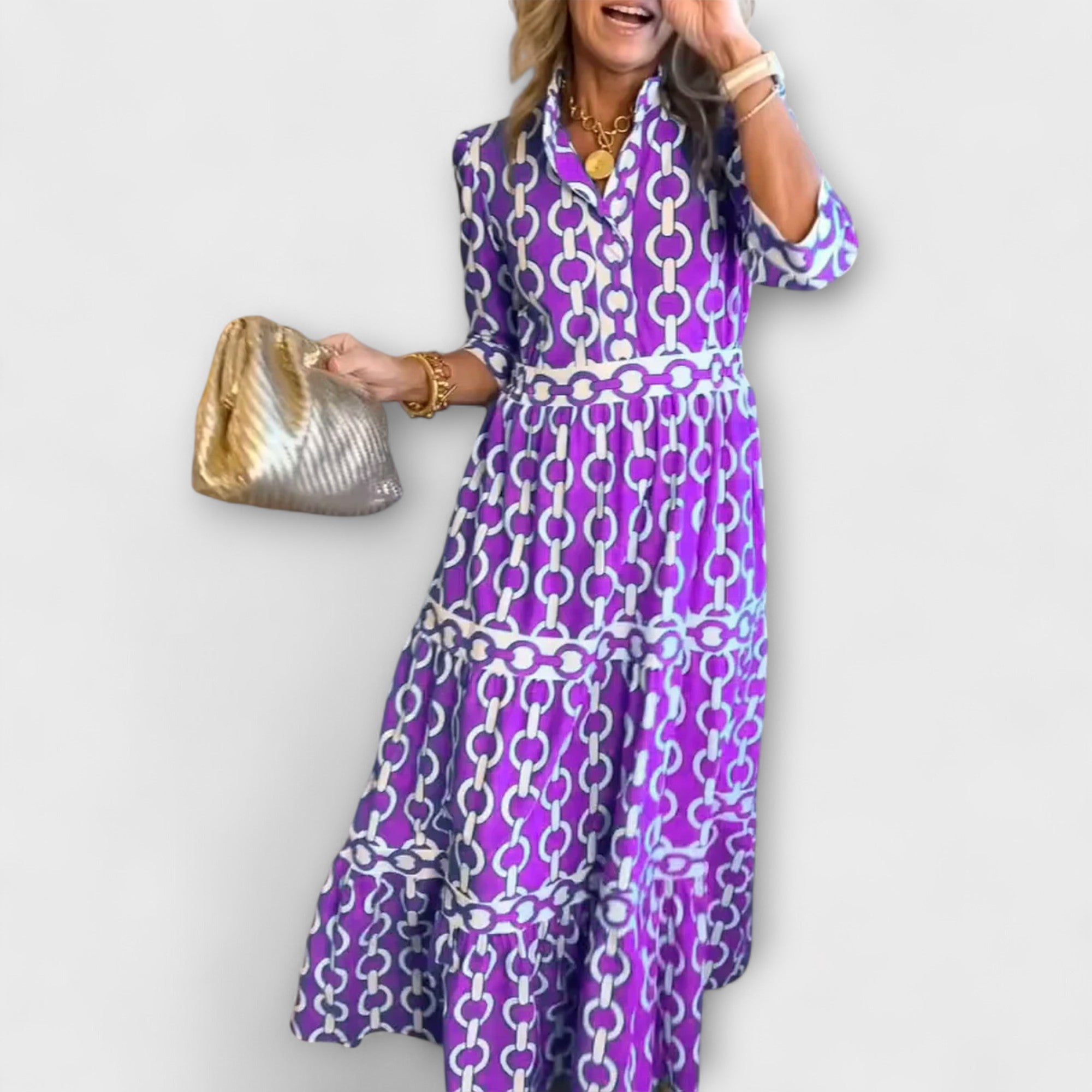 Elegante midi jurk met klassieke kettingprint en soepel vallende vloeiende stof