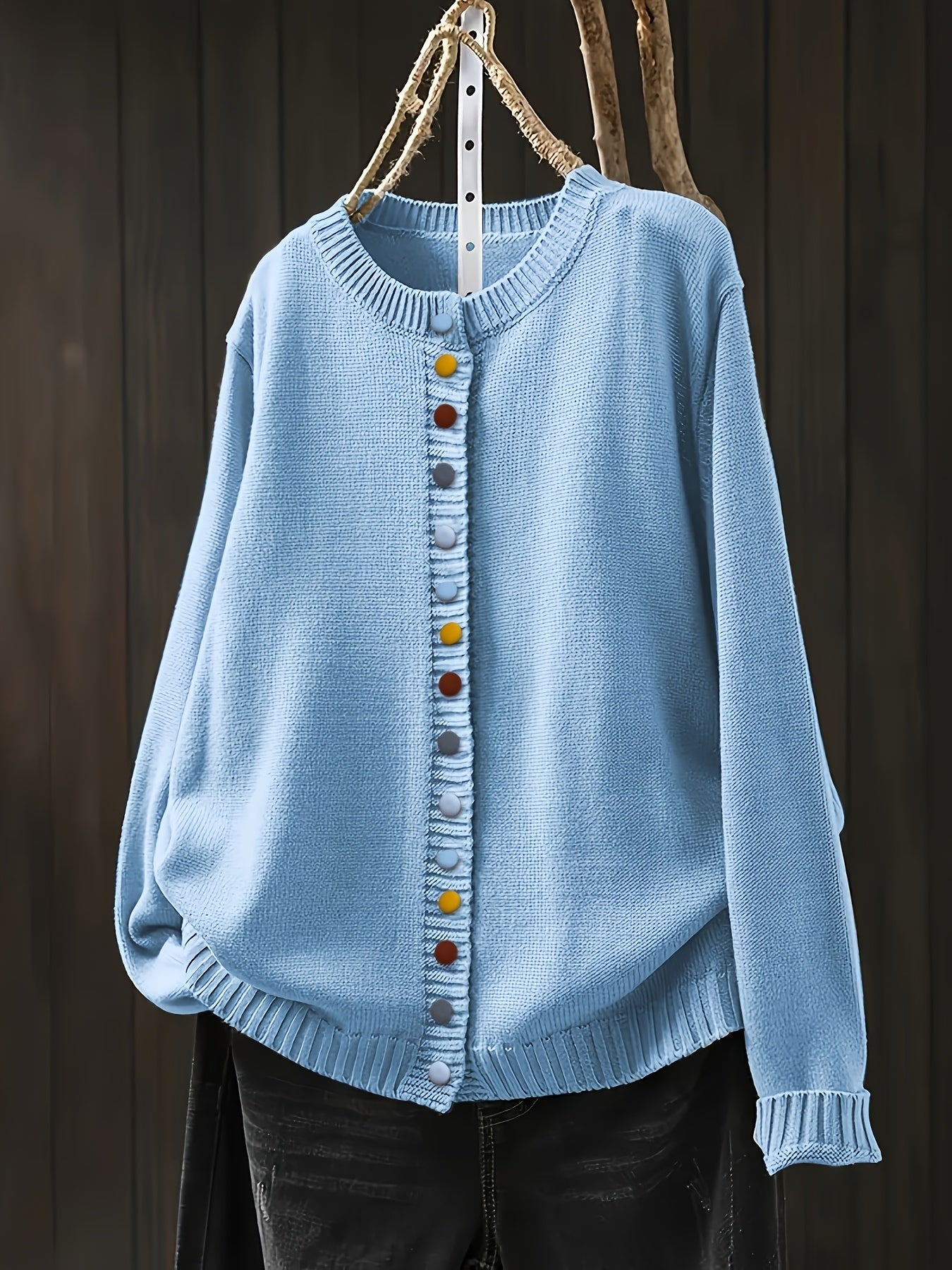 Gebreid vest met contrastknopen voor dames, gedragen over een effen top en een jeans