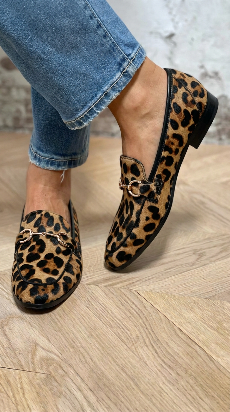 Dames mocassins met gedurfde luipaardprint in bruin en zwart, handgemaakt