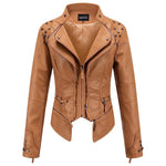 Strak dames bikerjack van nepleer met studs en diepe ritszakken