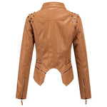 Strak dames bikerjack van nepleer met studs en diepe ritszakken
