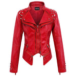 Strak dames bikerjack van nepleer met studs en diepe ritszakken
