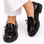 Dames mocassins met sierlijke franjes over de wreef in een effen kleur en platte zool