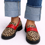 Handgemaakte dames mocassins met speelse wildprint in warme bruintinten