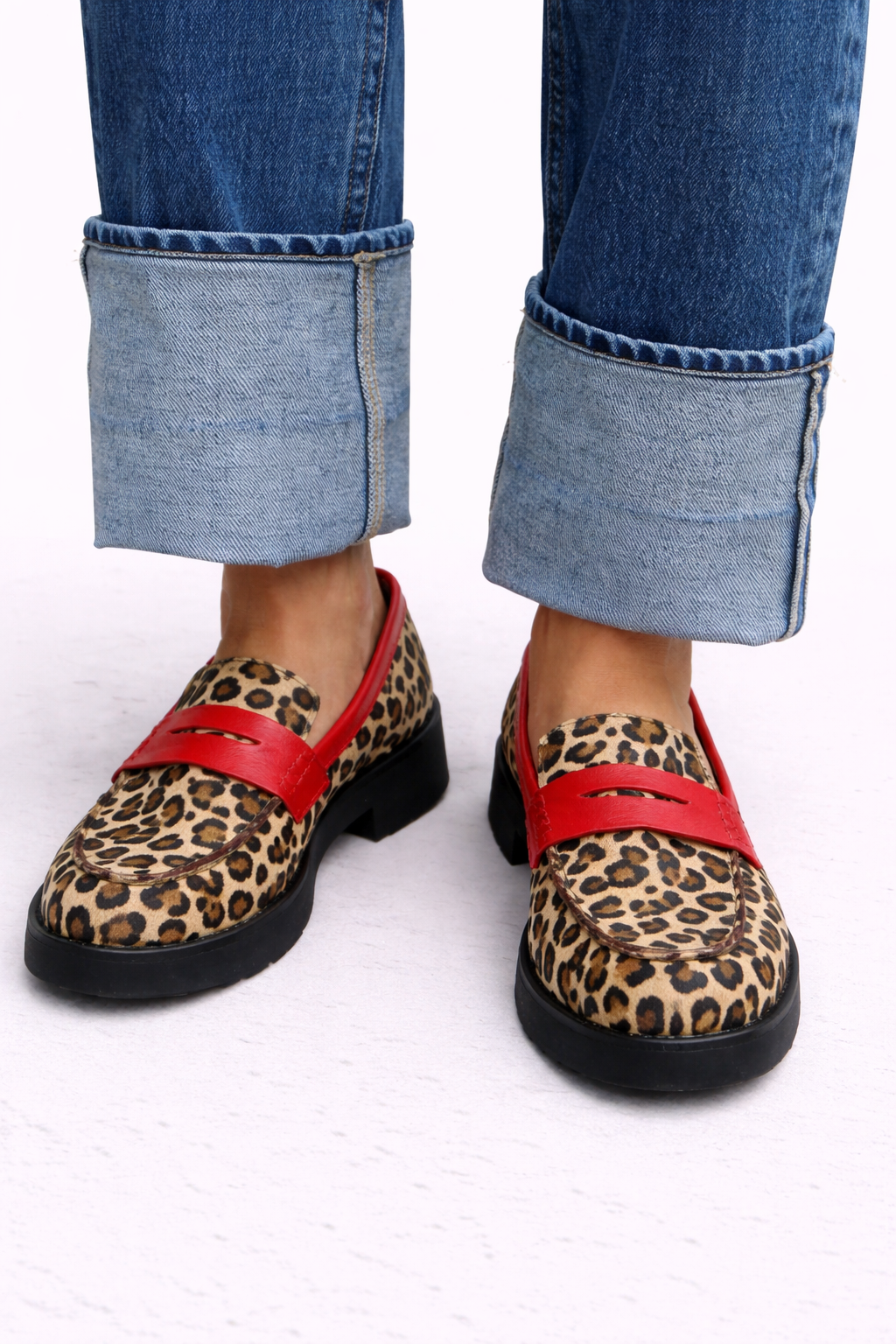 Handgemaakte dames mocassins met speelse wildprint in warme bruintinten