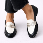 Moderne elegante dames mocassins in een effen tint met strakke lijn en verzorgde afwerking