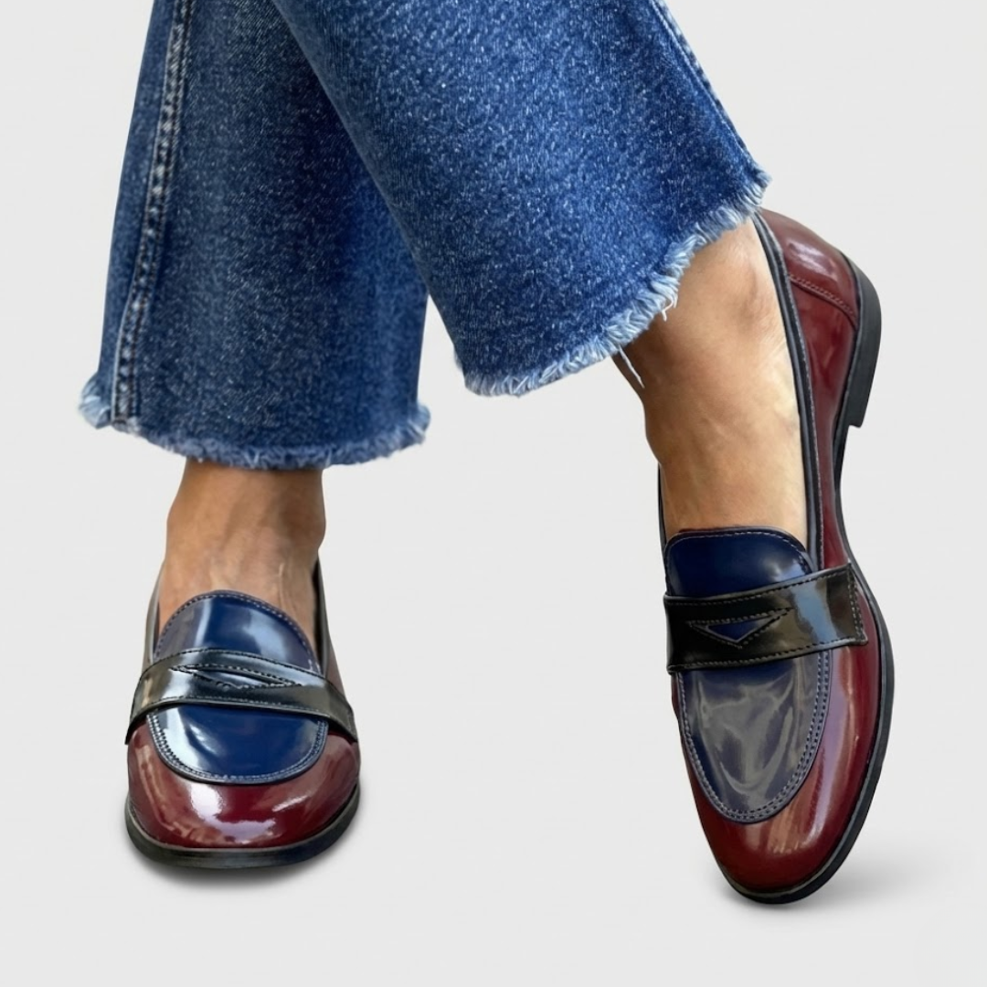 Contrasterende dames instappers in twee kleuren met platte zool en verzorgde afwerking