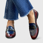 Contrasterende dames instappers in twee kleuren met platte zool en verzorgde afwerking