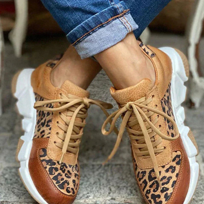 Comfortabele damessneakers met bruine luipaardprint, veters en stevige dikke zool