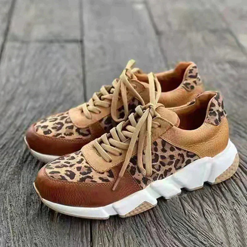 Comfortabele damessneakers met bruine luipaardprint, veters en stevige dikke zool