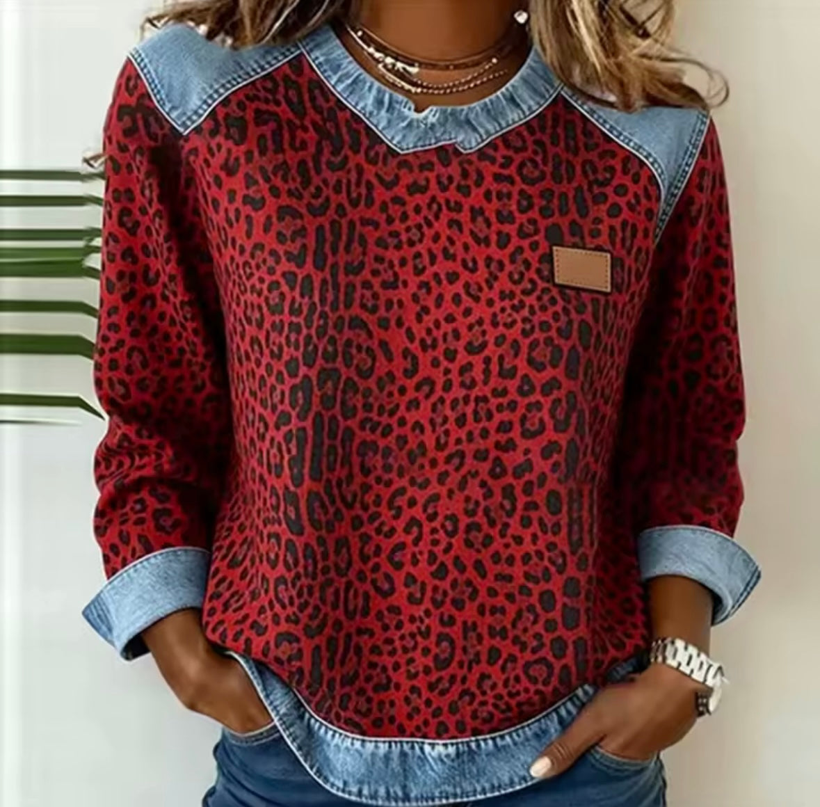 Linde dames top met luipaardprint en denim kraag
