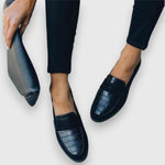 Elegante dames mocassins in een effen tint met klassieke lijn en handgemaakte afwerking