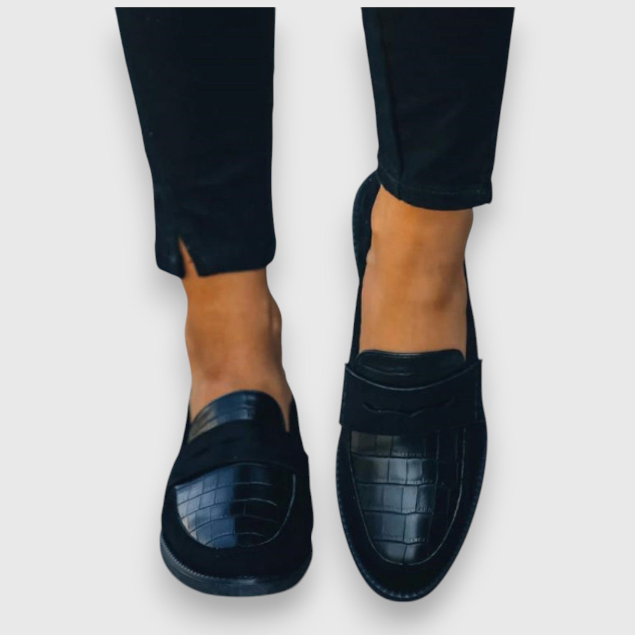 Elegante dames mocassins in een effen tint met klassieke lijn en handgemaakte afwerking