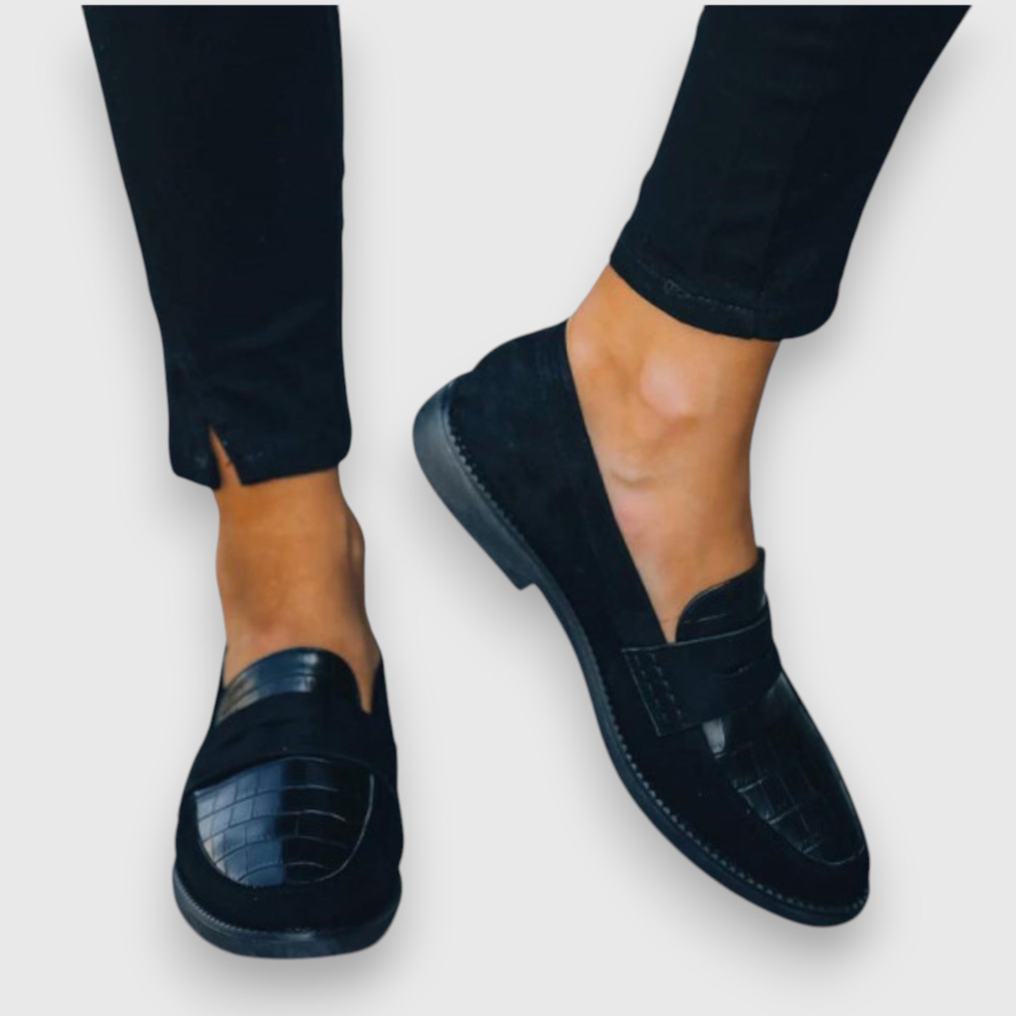 Elegante dames mocassins in een effen tint met klassieke lijn en handgemaakte afwerking