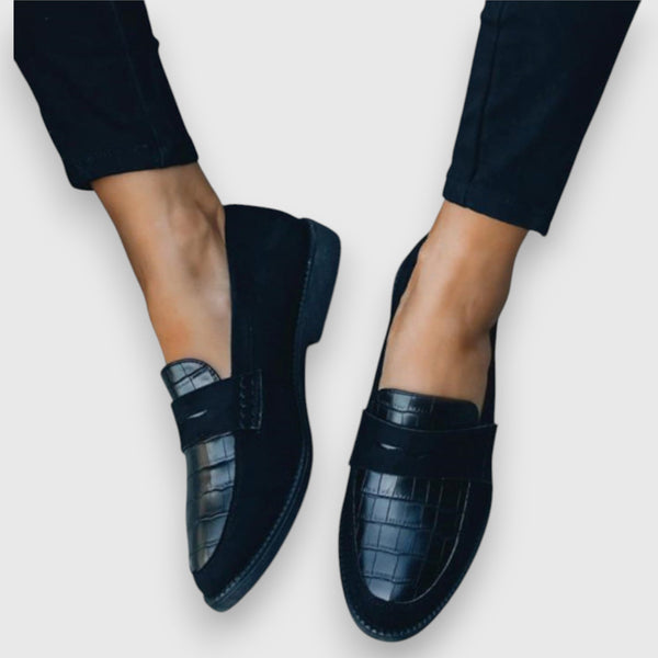 Elegante dames mocassins in een effen tint met klassieke lijn en handgemaakte afwerking