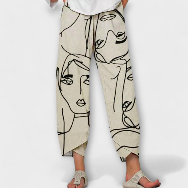Elegante beige damesbroek met artistieke gezichtsprint, losse pasvorm en elastische tailleband