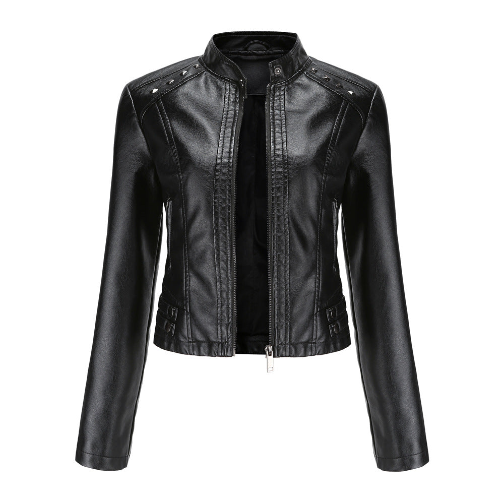 Kort dames jack van nepleer met zilverkleurige studs en diepe ritszakken