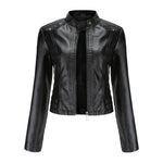 Kort dames jack van nepleer met zilverkleurige studs en diepe ritszakken
