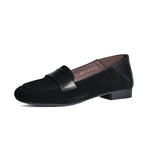 Klassieke dames mocassins in een effen neutrale kleur met elegante lijn en platte zool
