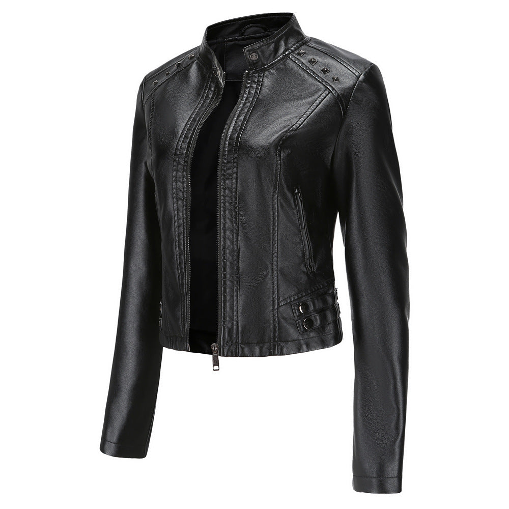 Kort dames jack van nepleer met zilverkleurige studs en diepe ritszakken