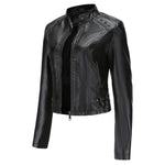 Kort dames jack van nepleer met zilverkleurige studs en diepe ritszakken