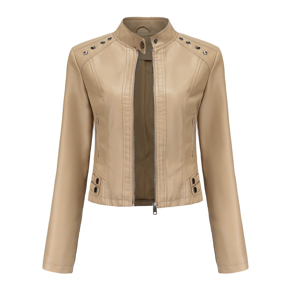 Kort dames jack van nepleer met zilverkleurige studs en diepe ritszakken