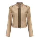 Kort dames jack van nepleer met zilverkleurige studs en diepe ritszakken