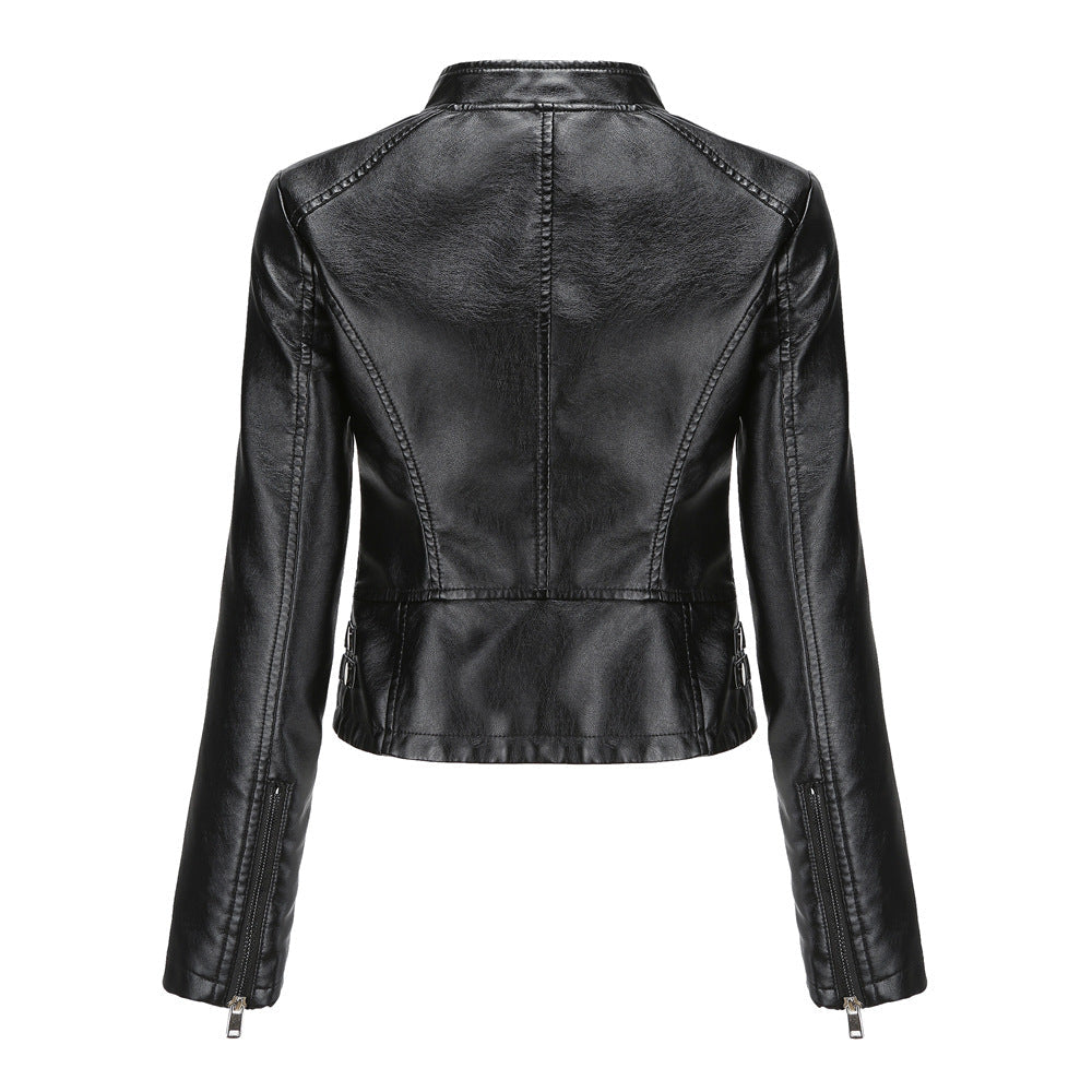 Kort dames jack van nepleer met zilverkleurige studs en diepe ritszakken