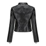 Kort dames jack van nepleer met zilverkleurige studs en diepe ritszakken