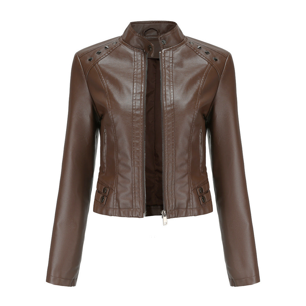 Kort dames jack van nepleer met zilverkleurige studs en diepe ritszakken