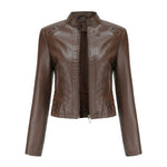 Kort dames jack van nepleer met zilverkleurige studs en diepe ritszakken
