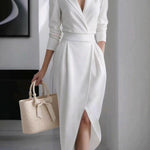 Elegante midi jurk met gedrapeerde bovenkant, gedefinieerde taille en vloeiende rok