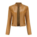 Kort dames jack van nepleer met zilverkleurige studs en diepe ritszakken