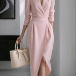 Elegante midi jurk met gedrapeerde bovenkant, gedefinieerde taille en vloeiende rok