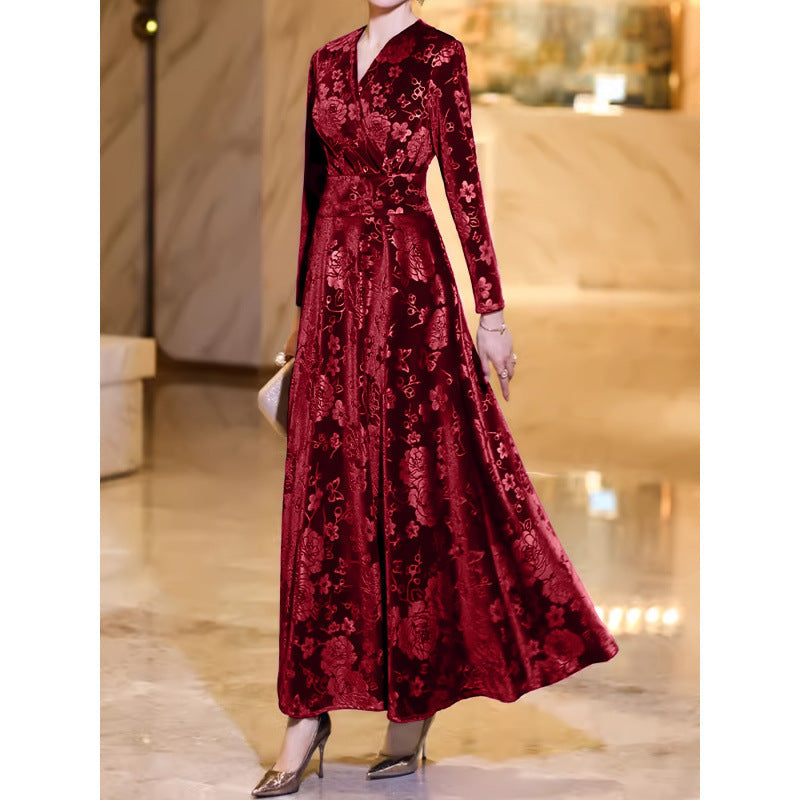 Elegante bloemenjurk in zwart met goud jacquard, wikkeltop en uitlopende rok