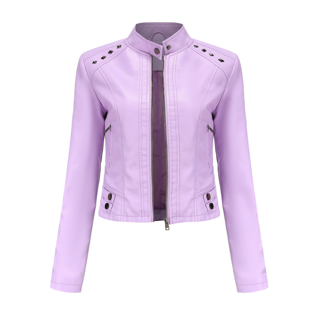 Kort dames jack van nepleer met zilverkleurige studs en diepe ritszakken