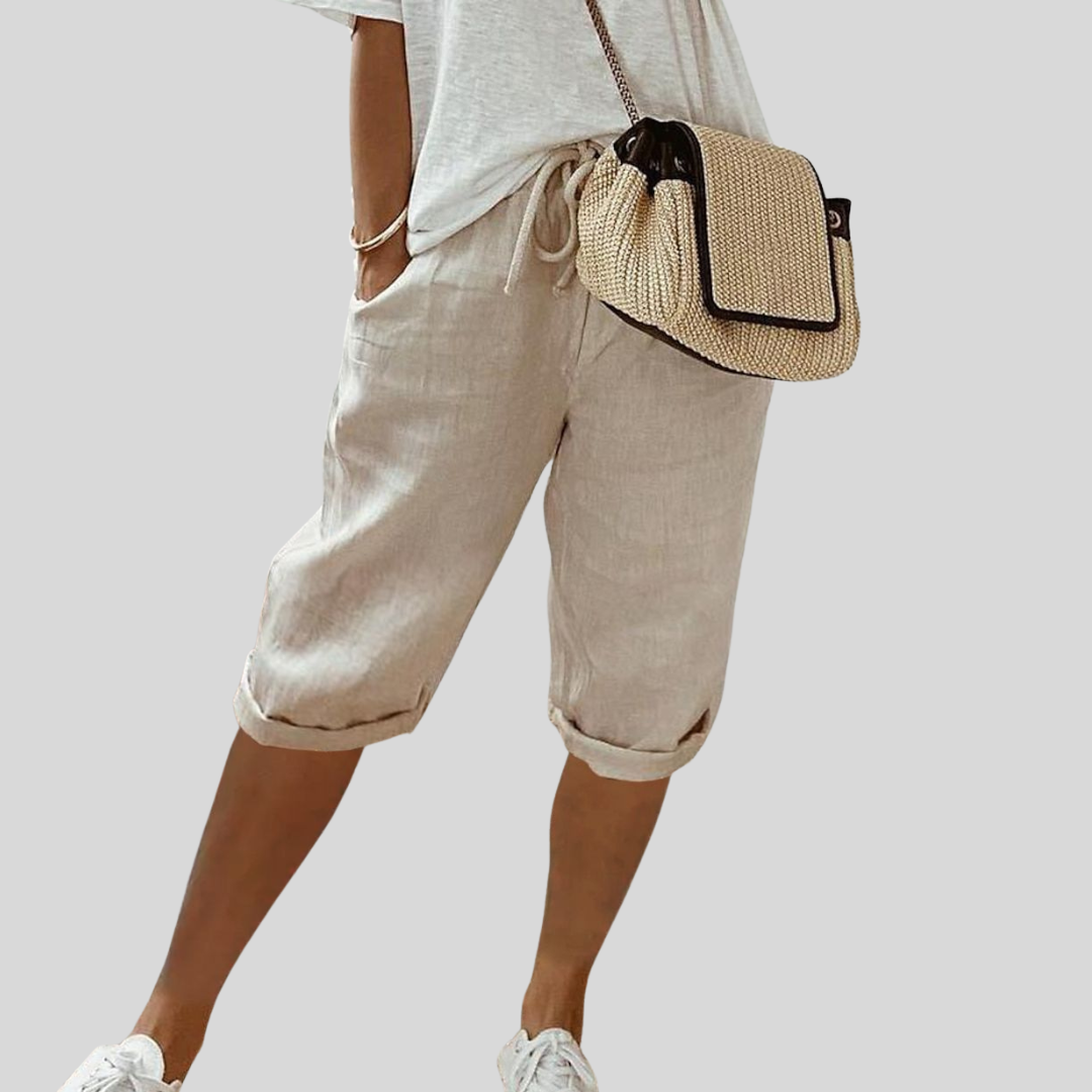 Elegante korte broek in effen kleur met elastische taille, soepele val en diepe steekzakken