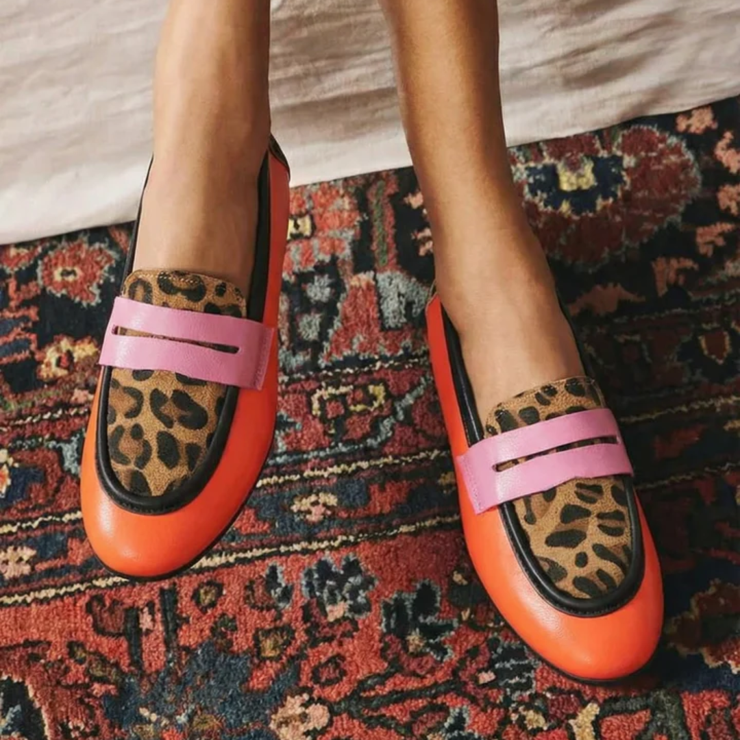 Chique dames mocassins met safariprint en handgemaakte afwerking in bruin