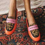 Chique dames mocassins met safariprint en handgemaakte afwerking in bruin