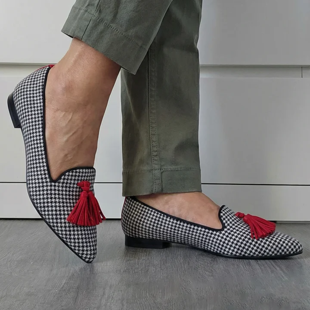 Klassieke handgemaakte loafers met franje, gestructureerd ontwerp en elegante afwerking