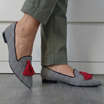 Klassieke handgemaakte loafers met franje, gestructureerd ontwerp en elegante afwerking
