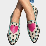 Dames mocassins met speelse hartjesprint, handgemaakt en comfortabel voor elke dag