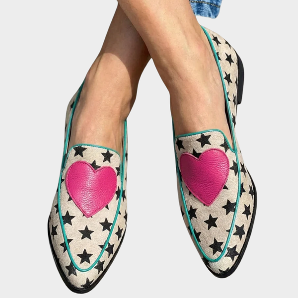Dames mocassins met speelse hartjesprint, handgemaakt en comfortabel voor elke dag