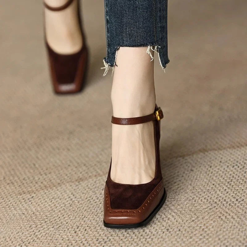 Klassieke dames hakken met vierkante neus, brogue stiksels en smalle enkelband